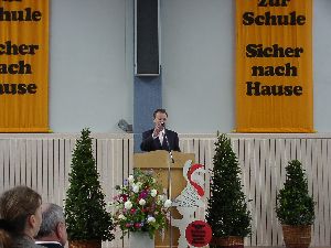 Der neue Chef des Schulamts in der Stadt Straubing und im Landkreis Straubing-Bogen hebt an zur Begrüßung ....