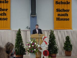 ... und meistert seine Aufgabe, alle Ehrengäste mit besonderer Herzlichkeit zu begrüßen, ...