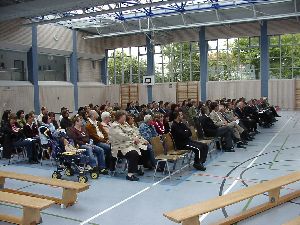 Wie man sieht: Die Veranstaltung ist bestens besucht: Viele Eltern, Verwandte und Bekannte geben den Erstklässlern die Ehre