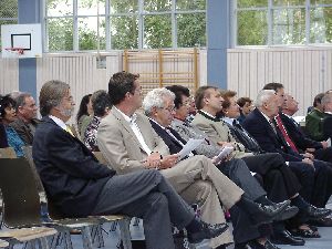 ... die Ehrengäste groß