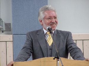 Mit großer Freude begrüßt der Oberbürgermeister der Stadt Straubing, Herr Reinhold Perlak, die Gäste und berichtet von der erfolgreichen Verkehrssicherheitsarbeit der Stadt