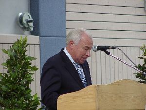 Das Vorstandsmitglied des ADAC, Herr Alois Ortner, überbrachte die Grußworte des 1. Vorsitzenden des ADAC-Südbayern, Dr. August Markl, mit großer Herzlichkeit und außerdem die vielen Sicherheitswesten für die Erstklässler