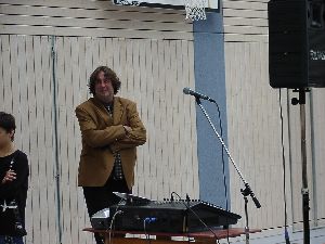 Hier freut sich der Moderator, dass die Grußworte so gut ankamen und außerdem die zeitliche Abfolge stimmte