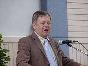 ... so wie wir ihn kennen: Ein wenig verschmitzt und doch mit ernster Botschaft! Danke, Herr Staatssekretär, für die Treue!