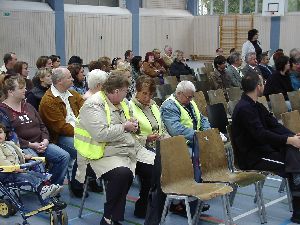 Hier sitzen sie noch im Publikum, die besten Helfer der Schulkinder auf dem Weg in die Schule und wieder zurück nach Hause