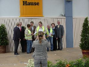 Auszeichnung mit Ehrenurkunde und großer Symbolfigur der Gemeinschaftsaktion „Sicher zur Schule – Sicher nach Hause“