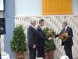 Zwei Männer – ein Team: Rektor Alois Hafner von der Volksschule St. Josef und der Schulamtschef Ulrich Pannermayr werden mit Blumensträußen (für ihre Frauen) bedacht.