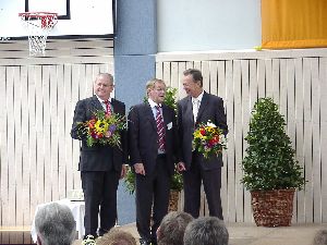 Drei Männer – ein Team: Nur mit dem Rektor (links) und dem Schulamtschef (rechts) kann der Dritte im Bunde (Geschäftsführer) erfolgreich sein. Danke für die ausgezeichnete Zusammenarbeit!