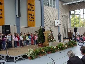 Zur Begrüßung der Erstklässler singen die Kinder der Klasse 2a/3b der VS St. Josef unter der Leitung von Frau Kermer das Lied „Hurra ich bin ein Schulkind“