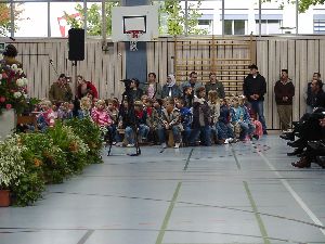 Der Herr Rektor hält eine kurze Begrüßung und heißt die Erstklässler in der Schule willkommen