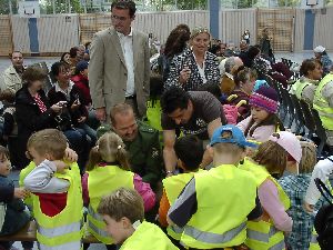 viele Hände schaffen viel – und der Herr Salz hat seine Sicherheitswesten am schnellsten verteilt