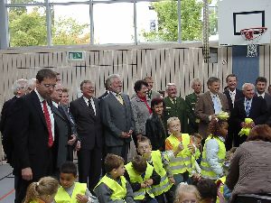 ... nach getaner Arbeit freuen sich die Ehrengäste mit den Kindern ...