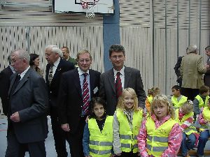 ... und zwei freuen sich ganz besonders: Herr Direktor Elmar Lederer vom Bayerischen Gemeindeunfallversicherungsverband (rechts) und der Geschäftsführer mit 3 besonders hübschen „jungen Damen“