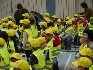 Halt, fast hätten wir die gelben Basketballmützen der Sparkasse Niederbayern - Mitte und der Verkehrswacht Straubing vergessen