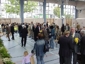 Am Ende der Feier „versorgt“ der Geschäftsführer noch schnell den Herrn Oberbürgermeister Perlak mit Baseballkappen für seine Enkelkinder