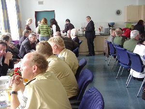 Und schon finden sich die Ehrengäste im neuen Lehrerzimmer ein und genießen ...