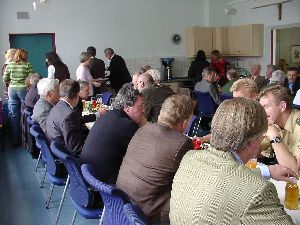 ... das von den Schülerinnen und Schülern mit ihren Handarbeitslehrerinnen zubereitete Festessen mit wunderbaren italienischen Vorspeisen, einem großartigen toskanischem Braten und abschließend auch noch „dolce“ mit Kaffee.