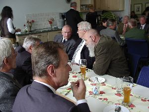 Man sieht es förmlich: So gut ging es den Ehrengästen selten (hier schmeckt es verdientermaßen dem Schulamtschef - im Vordergrund - ganz besonders)