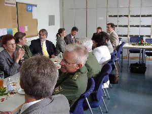 Alle Gäste waren nicht nur vom Essen begeistert, sondern auch von der pädagogisch sehr wertvollen Idee, die Schüler der Hauswirtschaftsgruppe in die „Ausstattung der Feier“ mit einzubinden