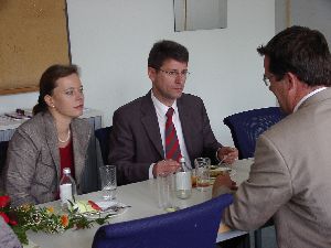 Hier sehen wir Frau Seßlen neben Herrn Direktor Lederer (beide vom GUVV) im Gespräch mit Herrn Salz von der LVW