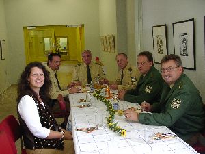 Weil nicht alle Gäste im Lehrerzimmer Platz fanden, hat der Schulleiter „vorausschauend“ vorgeplant und im Gang einen Sondertisch für die Straubinger Polizisten aufstellen und sie von seiner Sekretärin, Frau Eidenschink, bestens betreuen lassen.