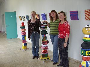 Das sehen wir 3 von 4 „Heldinnen“ der künstlerischen und lukullischen Gestaltung der diesjährigen Jahreshauptveranstaltung. Von links die Fachlehrerinnen/HH Frau Sperling und Frau Brodkorb, daneben die Fachlehrerin/mt Frau Lenz, die für die künstlerische Gestaltung zuständig war. Leider fehlt die 4. Heldin, Frau Christine Bachl – sie ist in der Küche und schaut, dass nichts anbrennt.