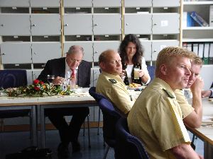 Rektor Alois Hafner, der souveräne Chef der Schule, mit seiner tüchtigen Sekretärin, Frau Eidenschink, die beide froh sind, dass alles so hervorragend geklappt hat