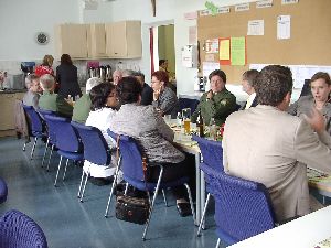 Der „grüne Mann“, der direkt in die Kamera schaut, ist Herr Polizeirat Gschoßmann vom Polizeipräsidium Oberbayern – ein sehr willkommener Ehrengast in Niederbayern!