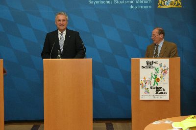 Der Bayerische Staatsminister des Innern, Joachim Herrmann, erffnet mit dem Pressesprecher der Gemeinschaftsaktion (GA), Hans Dieter Krais, die Pressekonferenz