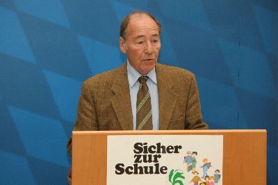 Der Pressesprecher erlutert den Ablauf der Konferenz im Bayerischen Staatsministerium des Innern