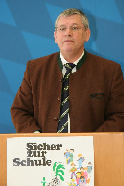 Horst Schilling vom LBO referiert ber aktuelle Themen zum Schulbusverkehr