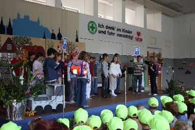 Mit dem Tanz Lollipop werden die Kinder und die Gste verabschiedet  was fr eine groartige Schulbeginnsfeier in Wrzburg