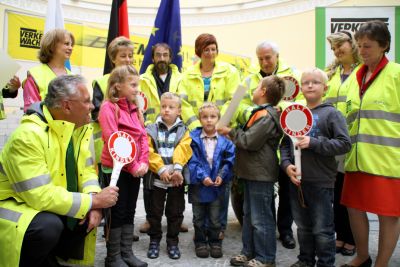 Stolz und Freude nicht nur bei den durch Innenminister Herrmann geehrten Schulweghelfern, sondern auch bei den Schulkindern und dem Geschäftsführer und Sprecher der Gemeinschaftsaktion. Schulwegsicherheit geht eben alle etwas an!