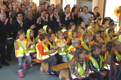 Leuchtende Vorbilder: die Erstklssler der Grundschule Vtting mit den reflektierenden Warnwesten. Im Hintergrund von links: Geschftsfhrer der GA Wolfgang Prestele, Vizeprsident der Landesverkehrswacht Bayern Dr. Florian Herrmann, MdL, Regierungsprsident der Regierung von Oberbayern Christoph Hillenbrand, Kultusstaatssekretr Bernd Sibler, Landrat von Freising Michael Schwaiger, Oberbrgermeister der Stadt Freising Tobias Eschenbacher und die Leiterin des Geschftsbereichs Prvention der Kommunalen Unfallversicherung Bayern / Bayerische Landesunfallkasse Sieglinde Ludwig