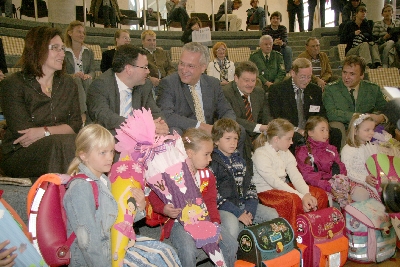 Ehrengäste mit Kindern – ein richtig buntes Bild in allen Farbtönen, das macht schon mehr her und hebt die Stimmung, wie man sieht: Kinder sind halt „Muntermacher““, Walter Schwab