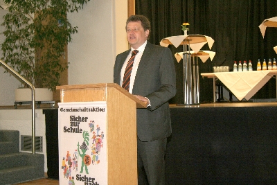 Der Zweite Bürgermeister der Gemeinde Unterföhring, Herr Thomas Weingärtner, begrüßt die Gäste und die zahlreich erschienenen Presseleute“, Walter Schwab