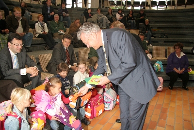 Da kommt Freude auf - beim Herrn Minister und noch mehr bei den Kindern, Walter Schwab