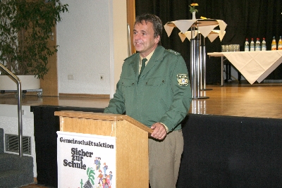 Der neue Leiter der Polizeiinspektion Ismaning, EPHK Herbert Kreuzer, erklärt, wie es auf der Straße weitergeht“, Walter Schwab