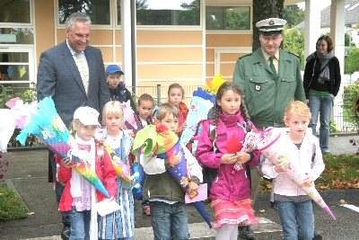 Minister und der die praktischen Übungen betreuende Kontaktbeamte, POK Josef Voit