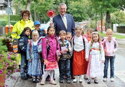 Auf dem Weg: Die Mutter der Schulweghelfer in Unterföhring, Frau Johanna Schweikl, ganz in Gelb