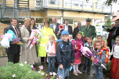 VIPs halten die Schultüten der Kinder – die würden bei den Übungen nur stören