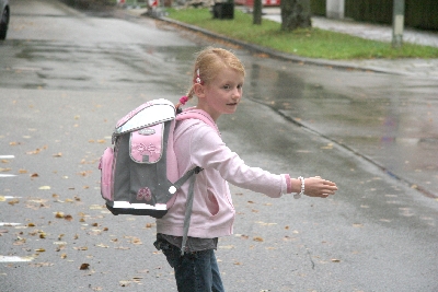 So ist es richtig: Mit dem Autofahrer in Blickkontakt und ihm mit Handzeichen anzeigen, dass ich den Überweg queren möchte