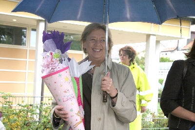 Die Landrtin Johanna Rumschttel mit Schirm und Schultte  die kann es mit den Kindern und den Politikern