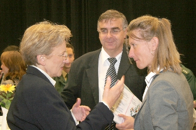 Frau MRin Maria Els mit ihrem stets zu Diensten stehenden Mitarbeiter, EPHK Hubert Schröder, und der Vertreterin des Kultusministeriums, Frau Rektorin Maria Wilhelm, über deren Besuch wir uns besonders freuen