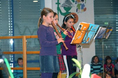 Vor dem Reigen der Grußworte erfreut Flötenspiel die Gäste