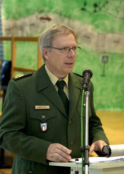 Nach einem Liedvortrag setzt Polizeivizepräsident Reinhard Kunkel vom Polizeipräsidium Schwaben Süd/West die Reihe fort ...