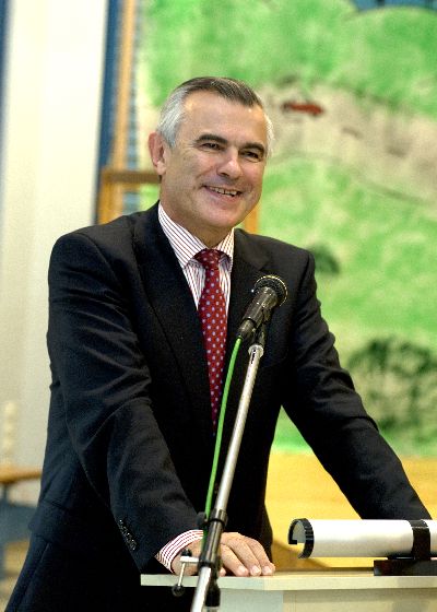 ... und der Präsident der Landesverkehrswacht Bayern, Horst Schneider, beendet die Grußwortphase mit einem zufriedenem Lächeln: Alle Redner fassten sich – den Kindern zuliebe – kurz und kamen schnell auf den Punkt ihres Anliegens