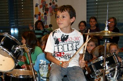 Ein gekonnt vorgetragenes Musikstück mit Essstäbchen leitet auf die Festrede über