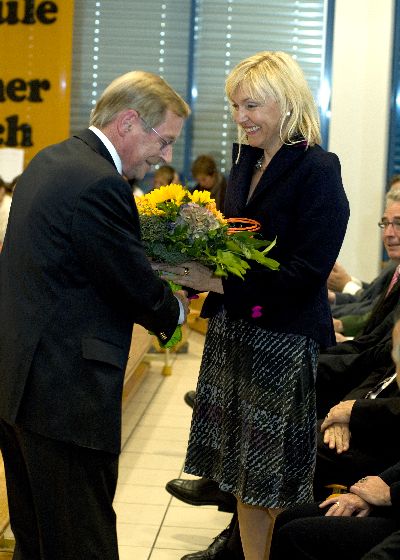 ...und der Geschäftsführer tut dies mit Blumen, hier bei der Frau Ministerin