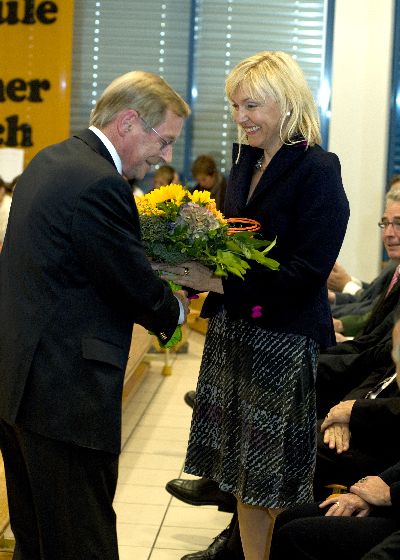  ...und der Geschftsfhrer tut dies mit Blumen, hier bei der Frau Ministerin